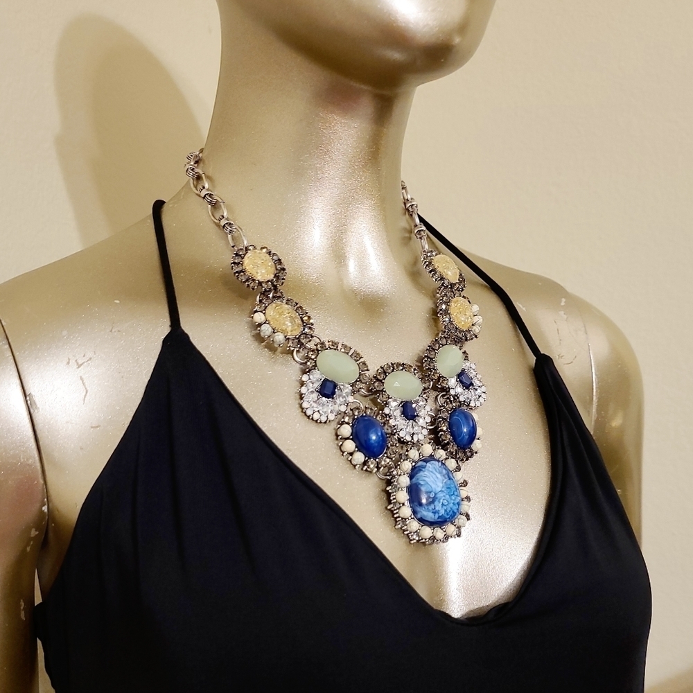 SOLD CHLOE & ISABEL TANGIER SOLADITE CHAMPAGNE CRYSTAL SILVER STATEMENT NECKL… - Picture 10 of 16